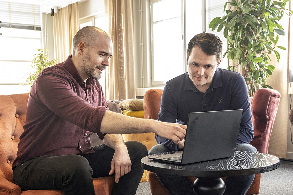 Johan Petersson, VD för NIRA Dynamics, och Dennis Höijer, gruppchef på drift- och underhållsenheten i Linköpings kommun. Foto: Örjan Karlsson